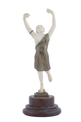 פסל ברונזה צרפתי, ארט-דקו. 1920 בקירוב. עשוי ברונזה וחומר אורגני, בדמות אישה לבושה טוגה ואוחזת 