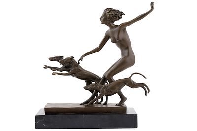 על פי יוזף לורנצל (Josef Lorenzl 1872-1950) -. פסל ברונזה, ארט-דקו. המאה ה-20. נתון בבסיס שייש 