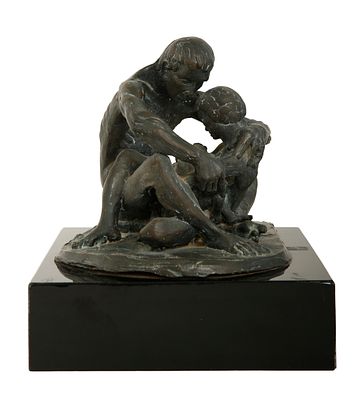 מיכאל שחם נ. 1938 - משפחה. פסל ברונזה, 1978. פטינה בגוון ירוק כהה. נתון על בסיס פרספקס שחור. 
