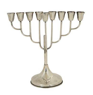 חנוכית כסף. המאה ה-20. חתומה. משקל כ-241.7 גרם. גובה: 25 ס"מ.
