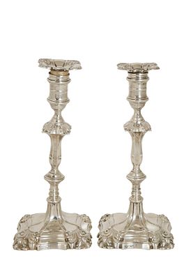 Goldsmiths & Silversmiths Co Ltd - זוג פמוטי כסף אנגליים. לונדון, 1903. מעוטרים בעבודת ריקוע של 