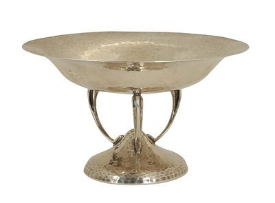 Walker & Hall. סנטרפיס כסף אנגלי. 1911. מעוטר בעבודת ריקוע עדינה. חתום. משקל כ-204.6 גרם. קוטר: 