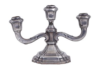 פמוט כסף גרמני. 3 קנים. משקל כ- 255.3 גרם. רוחב: 25.5 ס"מ.