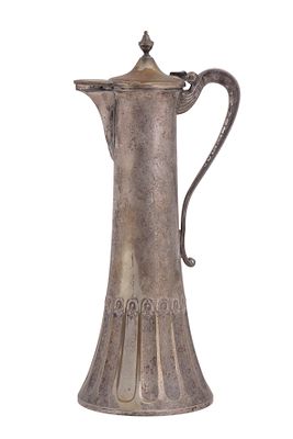 WMF. כד יין גרמני מוכסף, ארט-נובו. 1910 בקירוב. מעוטר בפלחים ואשכולות ענבים. חתום. גובה: 34 ס"מ.