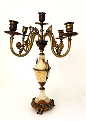 קנדלברה בסגנון עתיק. עשויה פליז ואוניקס. גובה: 45 ס"מ.