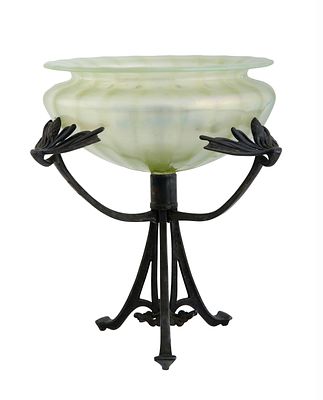 סנטרפיס גרמני בסגנון Loetz. המאה ה-20. סגנון Jugendstil. עשוי מתכת מוכספת מעוטרת בבלוטים ועלים 