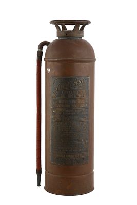 מטף כיבוי אש כימי ספרדי Guardene עתיק. ארצות הברית, 1905–1925 בקירוב. עשוי נחושת וברזל וצינור 