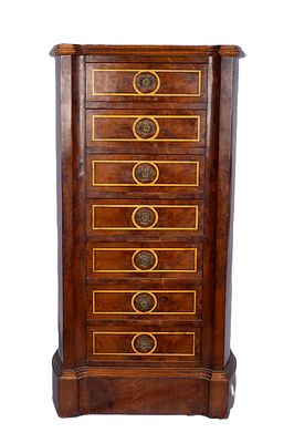 שידת מגירות Semainier . בעלת 7 מגירות. עשויה עץ ופורניר Burr Walnut. מעוטרת בעבודת מרקטרי והתקני 