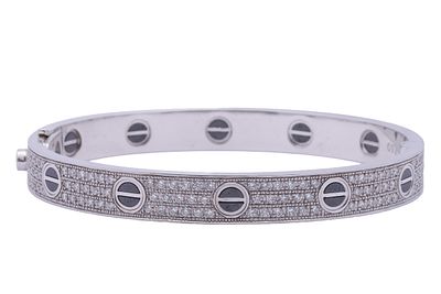 צמיד קשיח זהב לבן 18K. בסגנון cartier. נפתח. משובץ כ-2.25 cts יהלומים קטנים. קוטר כ-5.2 ס"מ. 