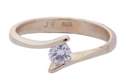 טבעת זהב 14K. משובצת יהלום במשקל של כ-0.23 ct. מידה כ-6 US. משקל כ-2.6 גרם.