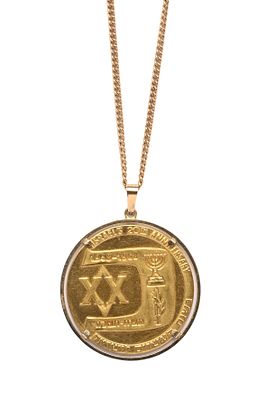 מדליית זהב 900. בתוך מסגרת זהב 14K. כולל שרשרת זהב 14K. משקל כולל כ-28 גרם.