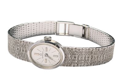 OMEGA שעון יד זהב לבן 18K. מנגנון מכני. מידות כ:18X15 מ"מ. צמיד ואבזם זהב לבן 18K. אורך כ-16.5 