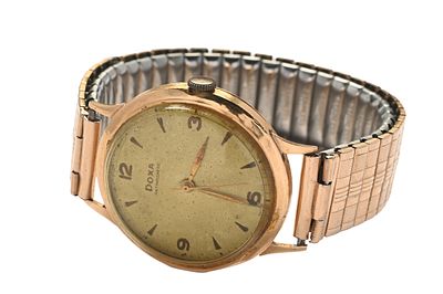 DOXA שעון יד זהב 18K. מנגנון מכני. קוטר כ-37 מ"מ. צמיד קפיצי מוזהב. לא במצב עבודה.
