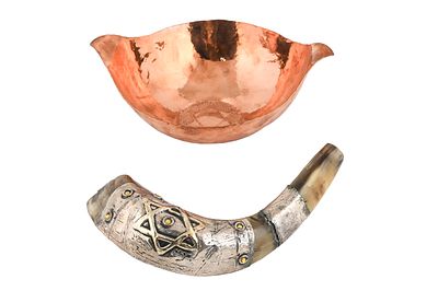 לוט של 2 כלי יודאיקה שונים. כולל שופר עשוי חומר אורגני ומתכת מצופה כסף, וקערת נחושת חתומה. רוחב 