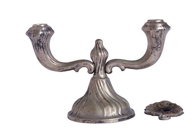 פמוט כסף. חתום. משקל כ- 178.3 גרם. רוחב: 22.5 ס"מ. 
בזיך אחד חסר.