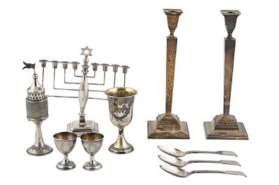 לוט של כלי יודאיקה כסף. 10 חלקים. חתום. משקל כ - 1,380.8 גרם. גובה הפמוטים: 30 ס"מ. החנוכיה מוכבדת.