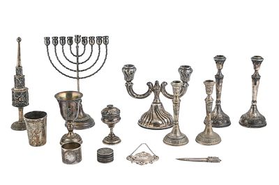 לוט של 14 כלי כסף יודאיקה שונים. חתומים. משקל כ- 1,097.2 גרם