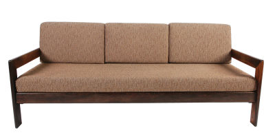 ספה, עץ Rosewood ברזילאי מלא. 1960 בקירוב. מסגרת עץ בקווים גיאומטריים. ריפוד בד. גובה: 78 ס"מ. 