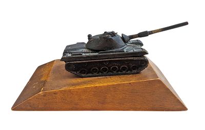 Heavy cast iron Patton tank model on a wooden base. מידות : 
בסיס העץ- 8.5X4.5 ס"מ. 
הטנק- 