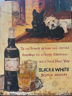 ויסקי BLACK & WHITE שלט ברזל עתיק מצויר ביד פרסום לוויסקי בלק אנד וייט.
. "BLACK AND WHITE" - 