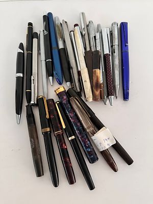 אוסף/ לוט של עטים Vintage כולל עטים נובעים עתיקות חלקן עם ציפורן זהב 14 K רוב העטים וינטג' 