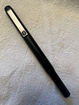 עט נובע וינטג' - PARKER 25 שחור אפוקסי, כמו חדש.MADE IN ENGLAND. 
עט פרקר 25 נובע בצבע נדיר 