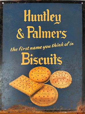 HUNTLEY & PALMERS BISCUITS - שלט מתכת וינטג׳ משנות ה 30 לפרסום ביסקוויטים, עשוי בעבודת יד. שלט 