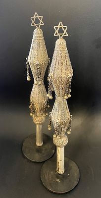 Judaica - A pair of original Yemenite silver Torah finials, pomegranates, for a Torah scroll 