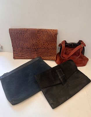 ‏ לוט ארבעה תיקי ערב לאישה עשויים עור , Vintage לאישה כולל עור נחש וידיות צלולויד. ארבעה תיקי 