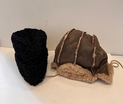 ‏שני כובעי עור וצמר Vintage לתנאי קור קיצונים כולל כובע צמר אסטרחן כבד איכותי שככל הנראה לא 