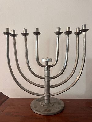 חנוכיה - דוד היינץ גומבל, מוזיאון יהודי ניו יורק. מנורת חנוכה בעיצוב דוד היינץ גומבל. מתכת. 