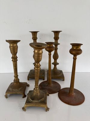 לוט שלושה זוגות פמוטים עתיקים, מאה 19, ייתכן מאה 18, כולל זוג פמוטים בסגנון טיפני, 
. שתי זוגות 