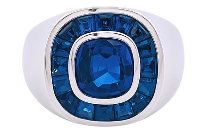 Platinum ring with certified Burma Royal Blue sapphire from Cisgem. Vintage 1970s platinum ring 