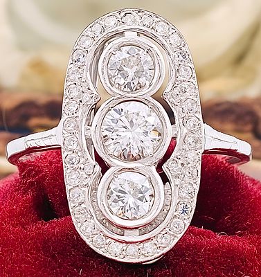 Art Deco 1930 platinum ring with diamonds totaling 1.00 ct. Antique Art Deco style ring from the 