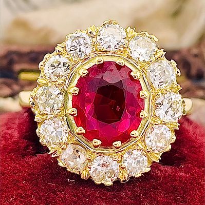 18kt ring with a Burmese ruby patch and diamonds. Authentic antique ring, early 1900s 