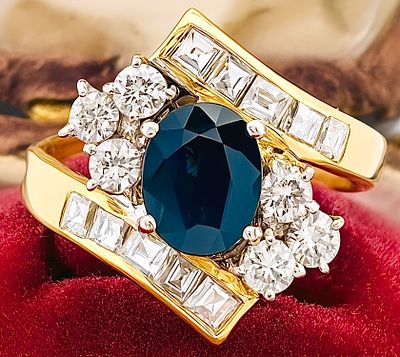 18kt yellow gold cocktail ring, 1.00 ct sapphire and 1.10 ct diamonds. 18kt two-tone gold 