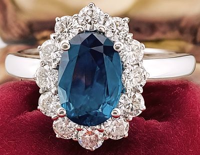 18kt gold ring, 7.00 g, with a 2.10 ct sapphire and 1.10 ct diamonds. Vintage Margherita ring 
