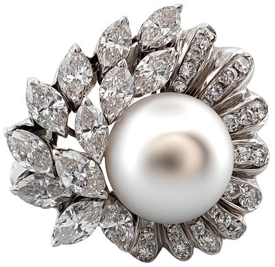 Vintage 18kt ring, 30.00 grams, with pearl and 4.75 ct diamonds. Vintage floral cocktail ring 