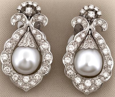 Art Deco 1940 earrings in 18kt gold, 22.77g, with pearls and 4.05 ct diamonds. Art Deco 