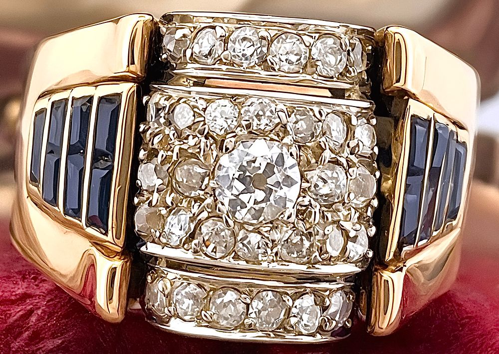 Deco-style 18kt gold ring, weight 9.52g, with Old Mine diamonds 0.50 ct and sapphires. 1940s 