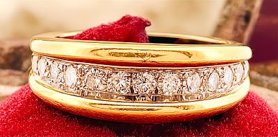 Vintage 18kt band ring weighing 5.13 g with 0.40 ct diamonds. 18kt yellow gold band ring. 