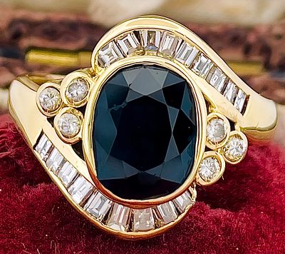 Vintage 18kt ring, 6.23 g, with a 2.20 ct sapphire and 0.60 ct diamonds. Vintage cocktail ring 