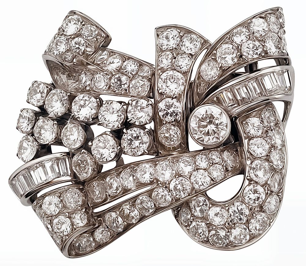 Art Deco 1930 brooch in platinum with 10.00 ct diamonds. Ribbon and cartouche brooch, authentic 