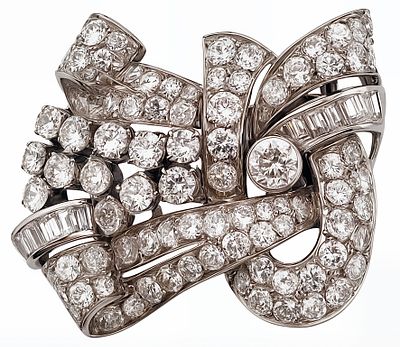 Art Deco 1930 brooch in platinum with 10.00 ct diamonds. Ribbon and cartouche brooch, authentic 