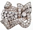 Art Deco 1930 brooch in platinum with 10.00 ct diamonds. Ribbon and cartouche brooch, authentic Image - 1