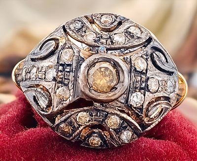Victorian-style antique ring in 9kt gold and silver with diamonds. Victorian-style antique ring 