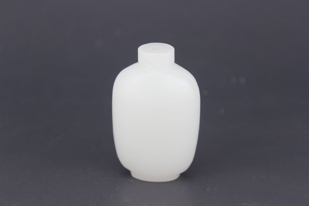 Lot 352: A White Peking Glass Snuff Bottle