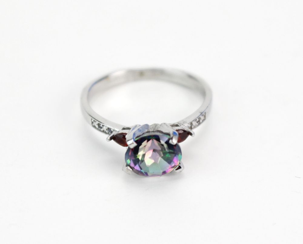 Lot 360: MYSTIC TOPAZ AND GARNET RING