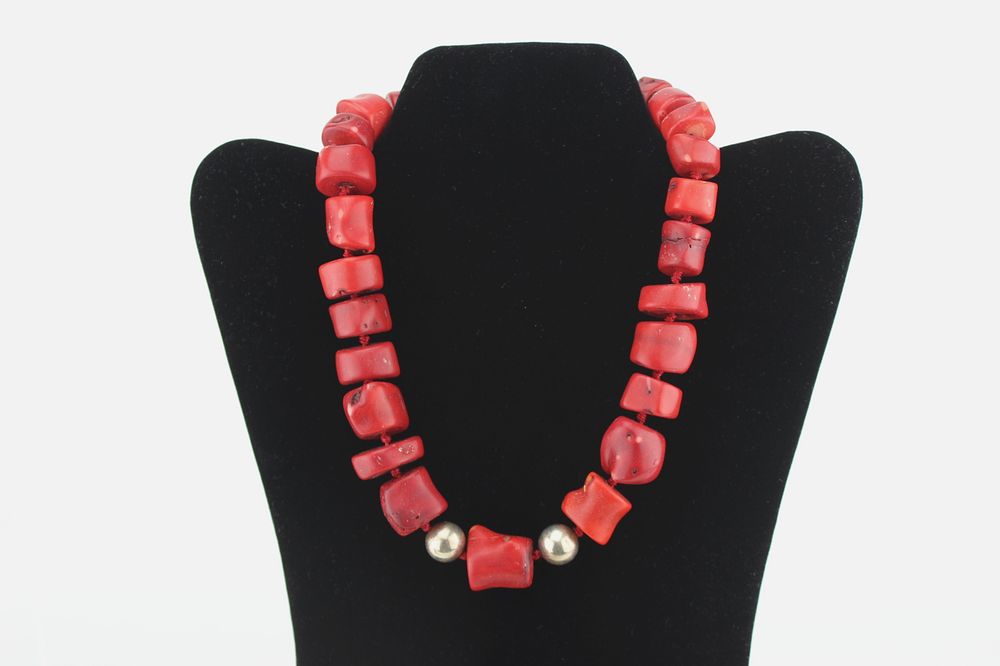 Lot 362: A RED CORAL BEAD NECKLACE