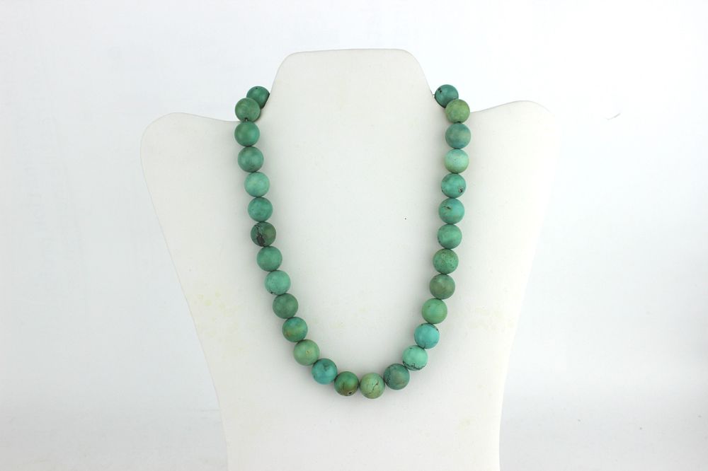 Lot 363: A TURQUOISE BEAD NECKLACE